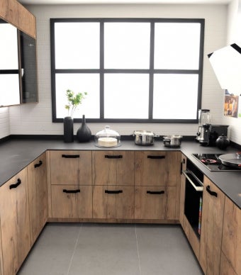 Projeto de cozinha em estilo industrial com móveis de cozinha em badeira e tampo preto, com janelas